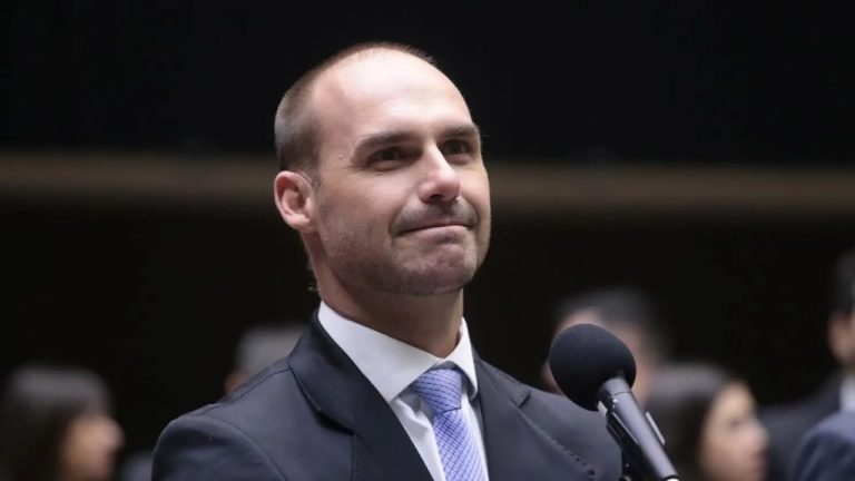 Eduardo Bolsonaro é desligado da PF pelo Ministério da Justiça após abandono de função
