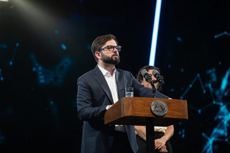 Boric aponta o dedo para o extremismo da moderação após revés no Chile