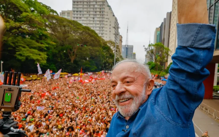 Lula se aproxima de Flávio e sinaliza possibilidade de reviravolta, revela PoderData/AYA