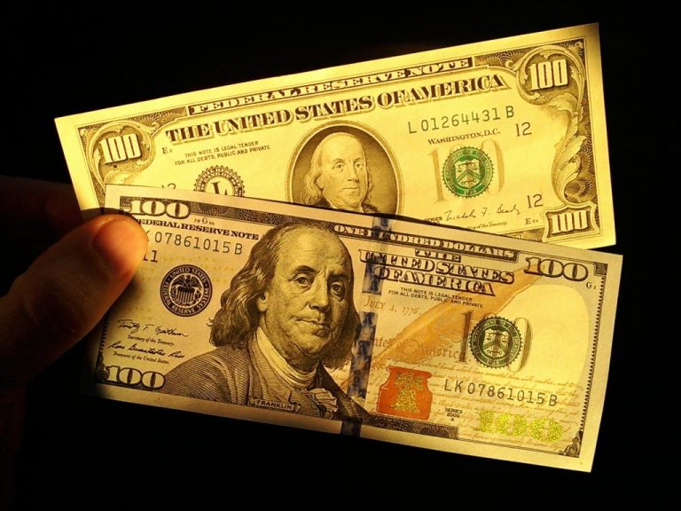 Dólar despenca 4,44% e alcança R$ 4,98 com vitória de Flávio Bolsonaro no primeiro turno