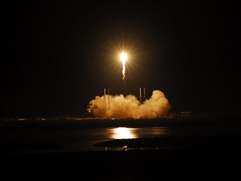 Trump adquire ações da SpaceX e, em seguida, flexibiliza normas para viagens ao espaço