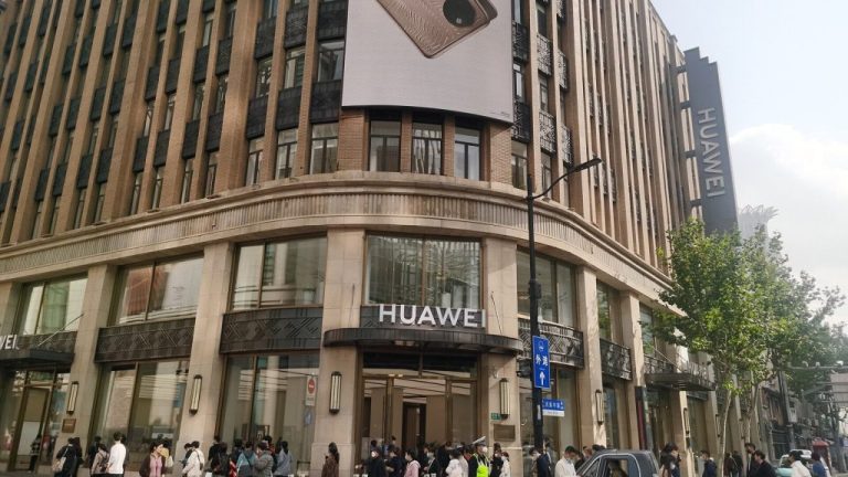 Huawei intensifica desenvolvimento de chip de IA em resposta ao domínio da Nvidia e restrições dos EUA