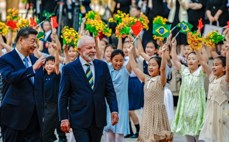 Xi cumprimenta Lula pela conquista e busca fortalecer laços com o Brasil